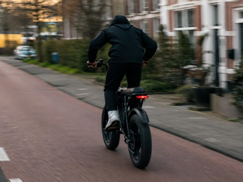 Vrouwen op de fiets betast door lichtgetinte fatbiker