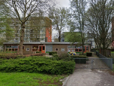 Slapende peuter over het hoofd gezien en alleen achtergelaten in kinderdagverblijf