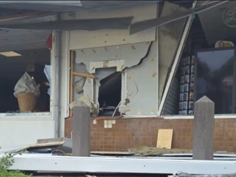 Grote ravage na plofkraak op pinautomaat: één verdachte opgepakt, tweede voortvluchtig
