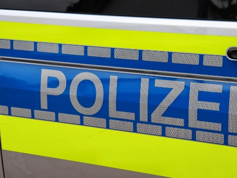 Treinwagons storten van brug op onderliggende weg, één zwaargewonde