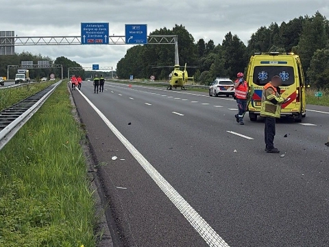 Traumahelikopter landt op snelweg na ernstig ongeval