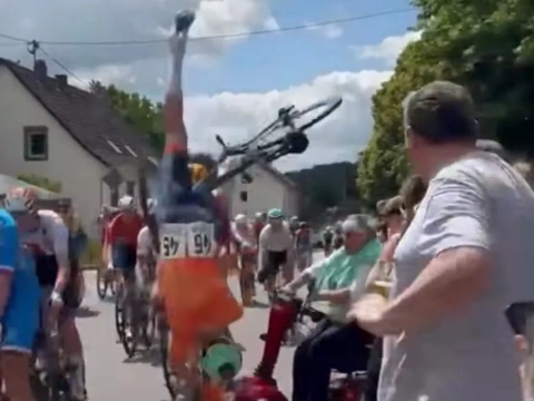 Wielertalent vliegt over kop na bizarre botsing met scootmobiel