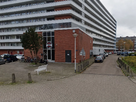 Zware explosie verwoest fitnessstudio onder flat: grootse zoektocht naar mogelijke slachtoffers