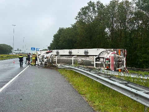 Vrachtwagen gekanteld, weg afgesloten