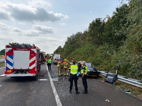 Vijf auto's betrokken bij aanrijding op A4, traumahelikopter landt op snelweg