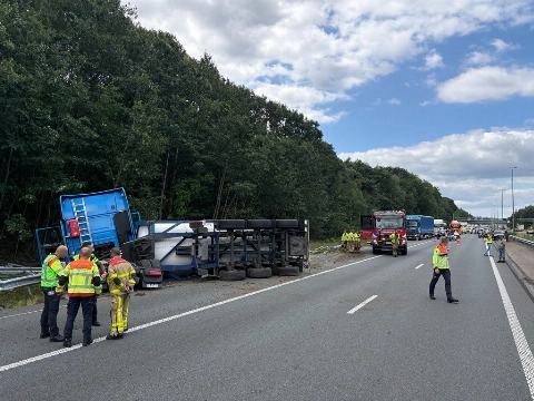 Vrachtwagen kantelt op A50, snelweg volledig afgesloten