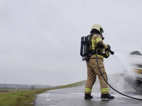 Auto slaat over de kop en vliegt na harde klap in brand