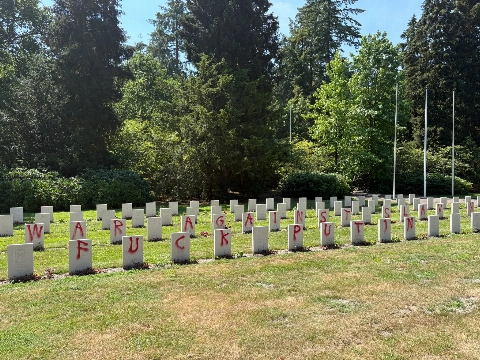 Graven op Sovjet ereveld beklad met leuzen