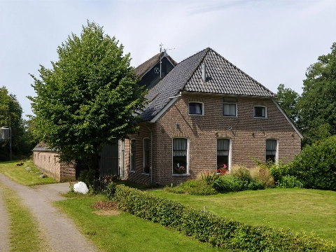 Woonboerderij volledig verwoest, man aangehouden na grote brand