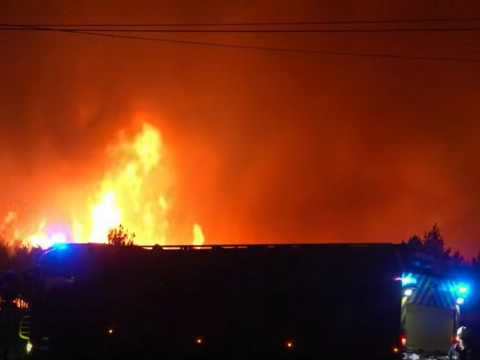 Bosbrand rukt op naar Bordeaux: vuurrode luchten in Frankrijk