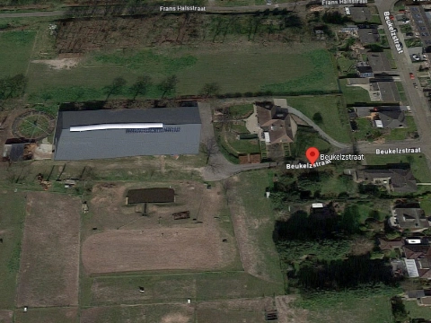 Twee paarden komen om bij verwoestende stalbrand