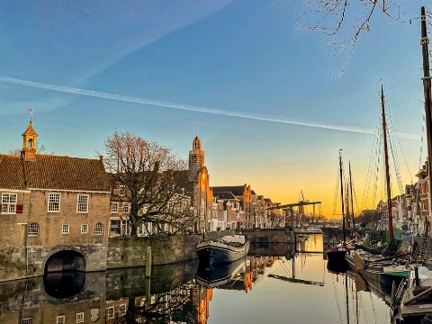 Agenten springen op boot en redden man uit het water
