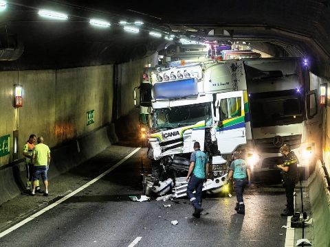 Snelweg dicht na zwaar ongeval met meerdere vrachtwagens