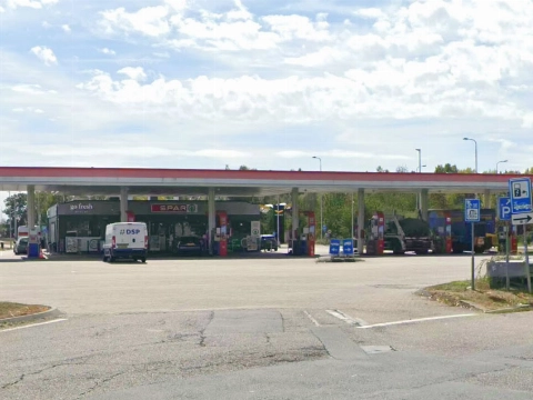 Auto boort zich in tankstation: enorme ravage na crash