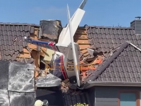 Vliegtuig stort neer op woning, zeker één dode