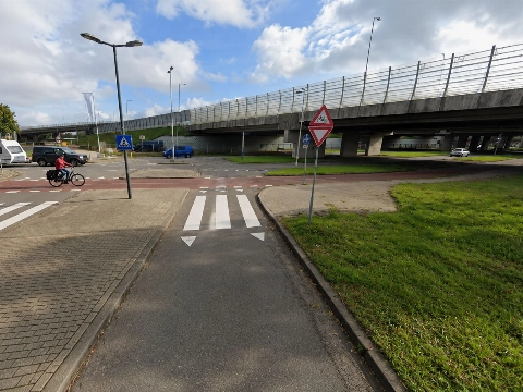 Fietser gewond na botsing met motor op druk kruispunt