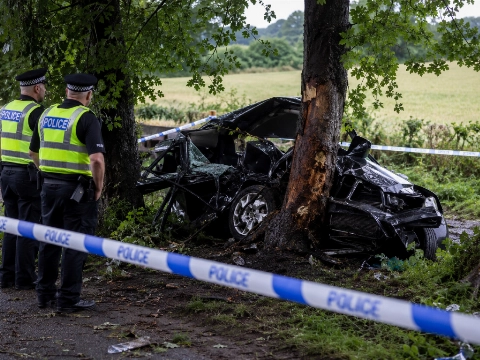 Vier doden nadat auto op boom klapt