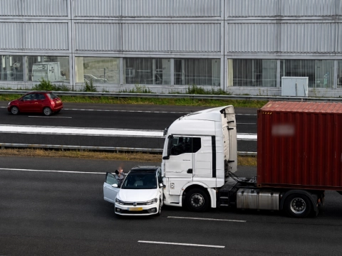 Auto dwars voor vrachtwagen na aanrijding