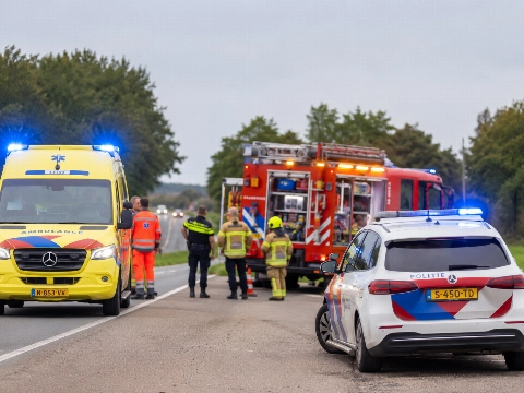 Bestuurder zwaargewond bij botsing met drie voertuigen