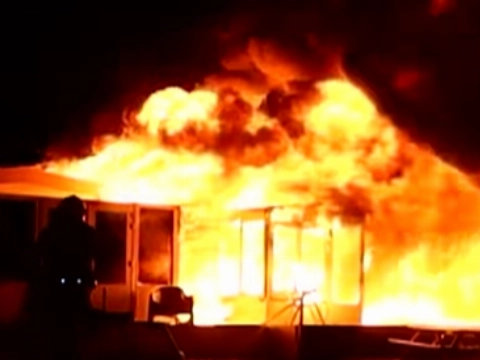 Grote brand verwoest strandhuisjes