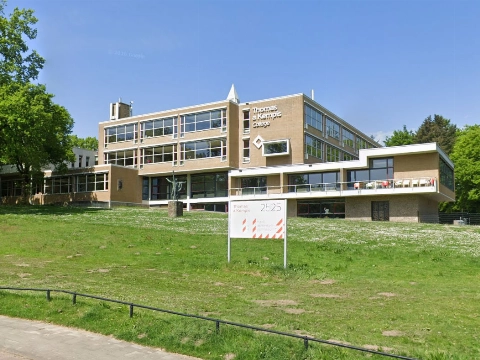 Brand op dak van school