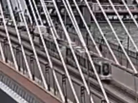 Achttien gewonden bij botsing trams in Rotterdam, webcam legt bizarre aanrijding vast