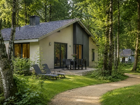 Naakte vakantieganger betrapt achter huisje terwijl gezin binnen was