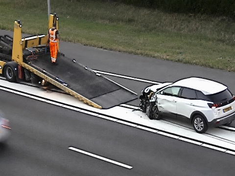 Drie rijstroken dicht nadat auto op pijlwagen inrijdt