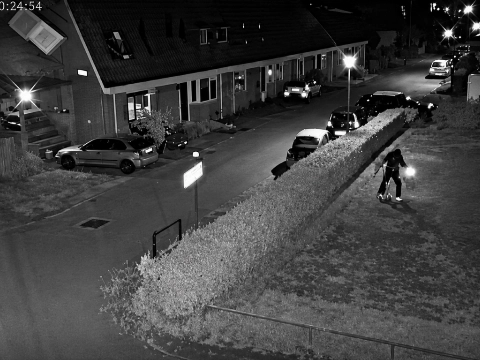 Politie deelt beelden van aanslag op woning