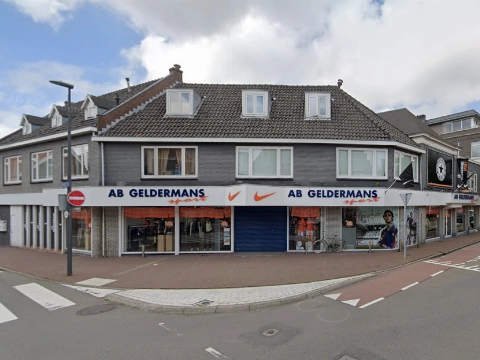 Glazenwasser grijpt vluchtende winkeldief (18), die roept 'racisme'!