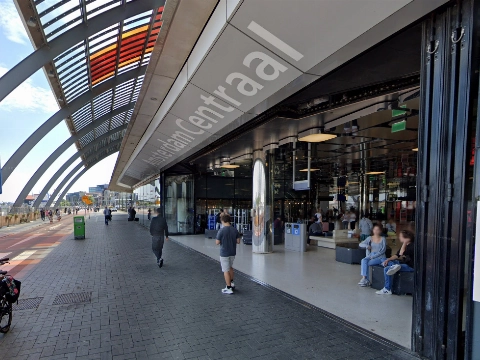 Vier gewonden bij steekpartij naast Amsterdam Centraal, verdachte aangehouden