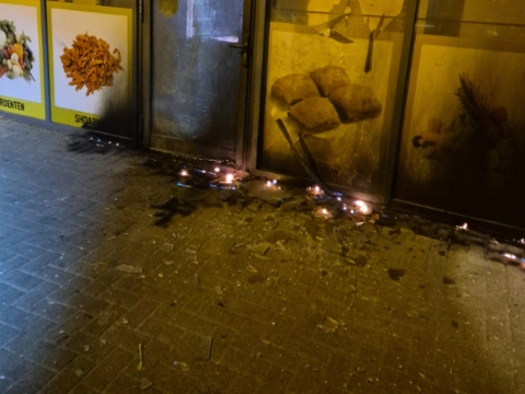 Explosie en brand beschadigen supermarkt, verdachte rent weg