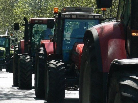 Tientallen boeren voeren actie langs snelweg