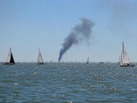 Twee gewonden nadat zeilboot in brand vliegt en zinkt
