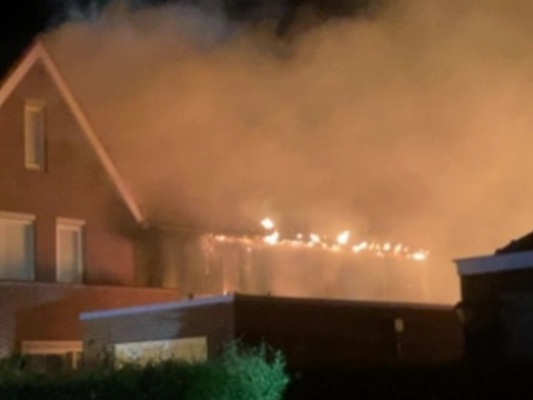 Jonge vrouw van zolder gehaald en gereanimeerd na woningbrand