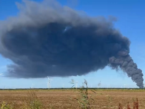 Enorme rookwolken bij grote brand in Lelystad