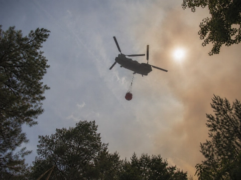 Draaiende wind bemoeilijkt bestrijding grote natuurbrand