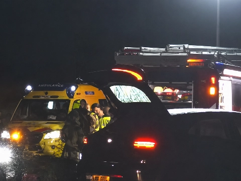 Drie doden en vijf gewonden bij frontale botsing op dijk