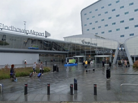 Naakte vrouw rijdt door hek Eindhoven Airport en belandt bij vliegtuigen