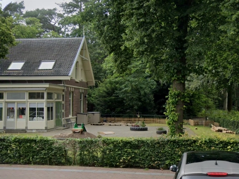 Auto rijdt dwars door tuin van kinderdagverblijf