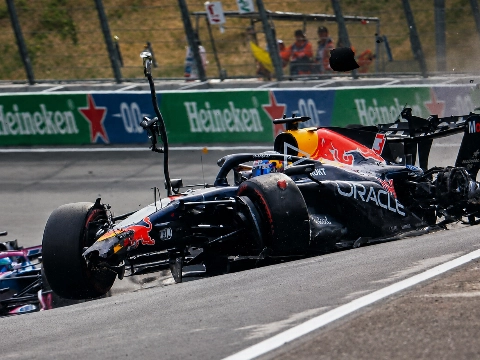 Verstappen crasht in eerste ronde van laatste Dutch Grand Prix, race stilgelegd