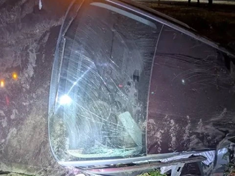 Automobilist onder invloed parkeert auto op z'n kant in de berm