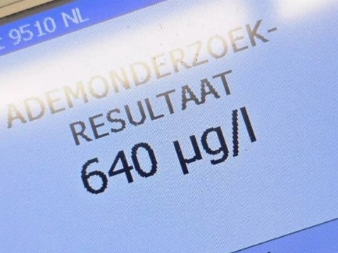 Beginnend automobilist ladderzat achter het stuur