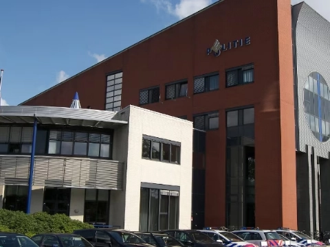 Politie schaalt onderzoek dode vrouw langs Maas op, identiteit inmiddels bekend