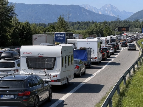 Massaal de weg op ondanks voorspelde verkeerschaos