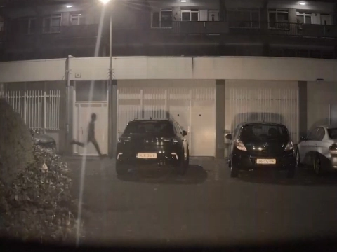 Rennende man vastgelegd kort na zware explosie bij kapperszaak