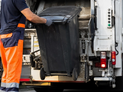 Vuilniswagens gaan vanwege hitte extra vroeg op pad
