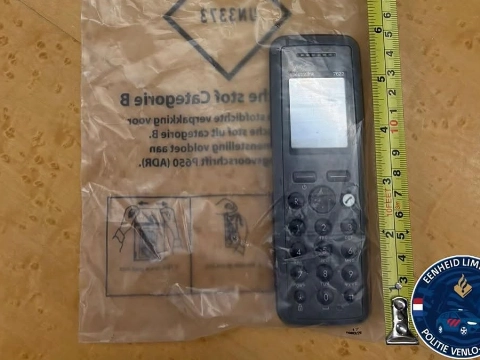 Verdachte stopt politietelefoon in anus na gesprek met advocaat