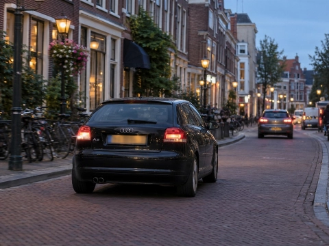 Politie zoekt zwarte Audi na ernstige aanrijding met kind in Haarlem