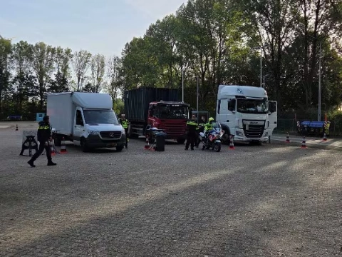 Dertig boetes bij transportcontrole in Moerdijk; bestuurder zonder rijbewijs betrapt